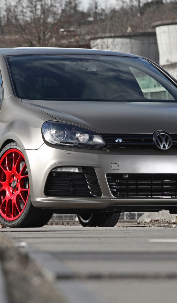 Фольксваген Гольф на стоянке