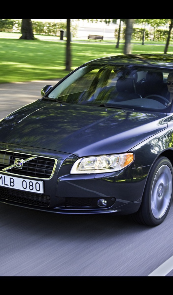 Черный Volvo S80 на дороге