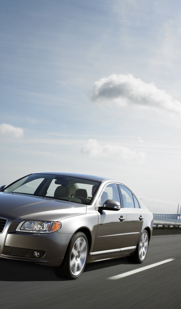 Серый Volvo S80 на дороге