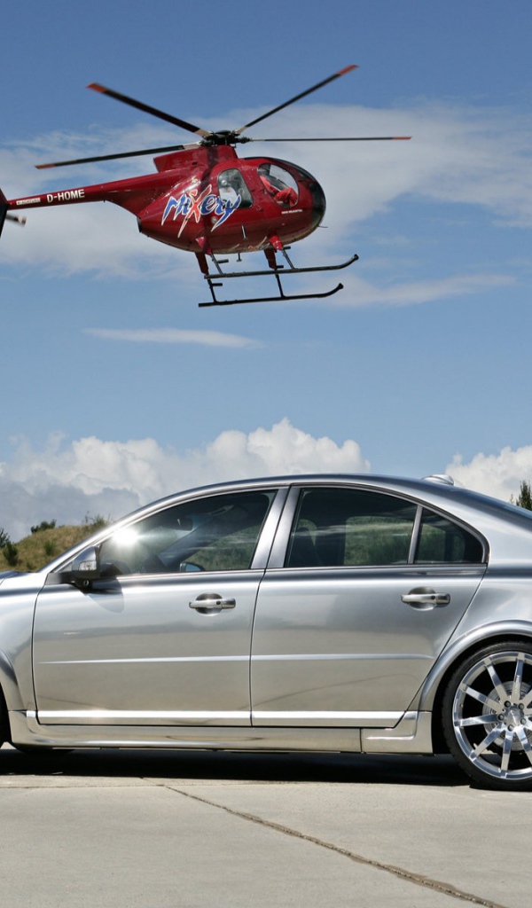 Серебряная Volvo S80 и вертолет