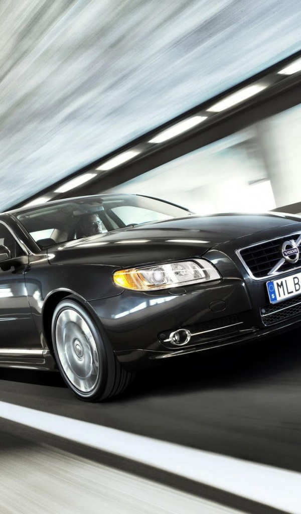 Черный Volvo S80 ускоряется