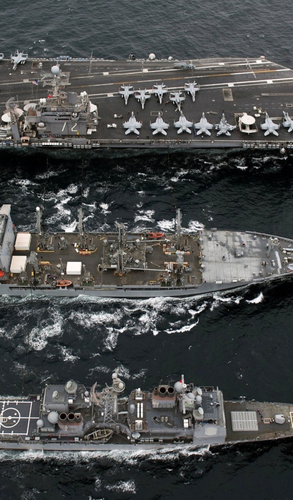 Авианосец и военные корабли