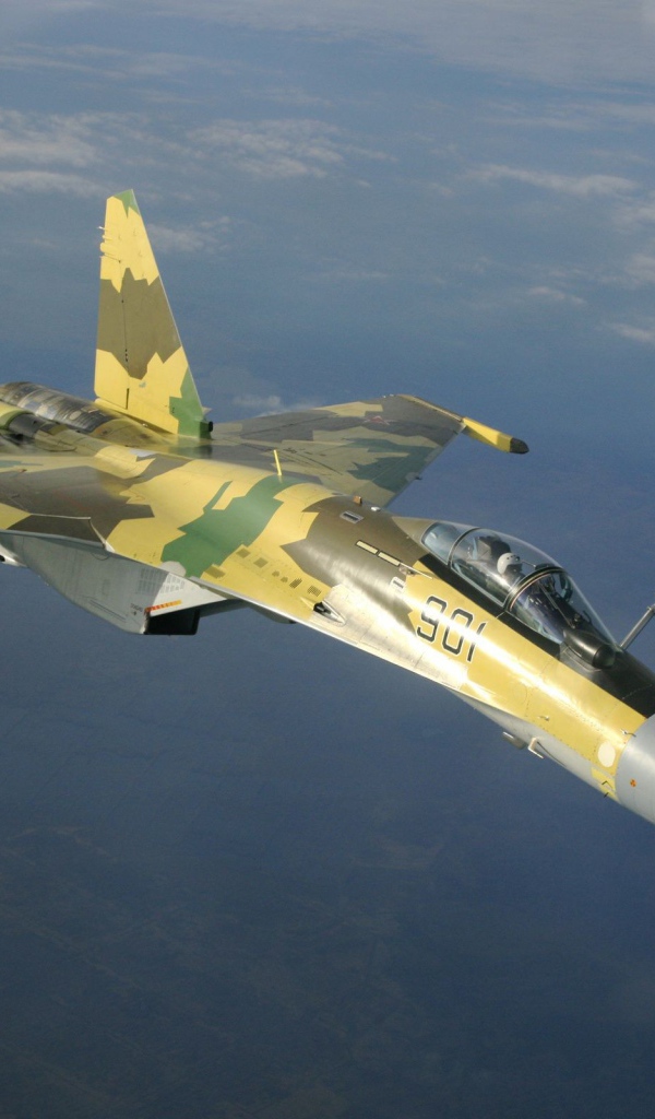 Военный самолет в заоблачной высоте