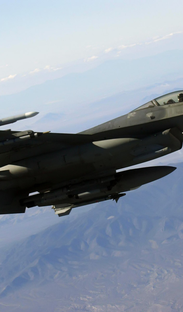 Военный самолет F-16 в полете