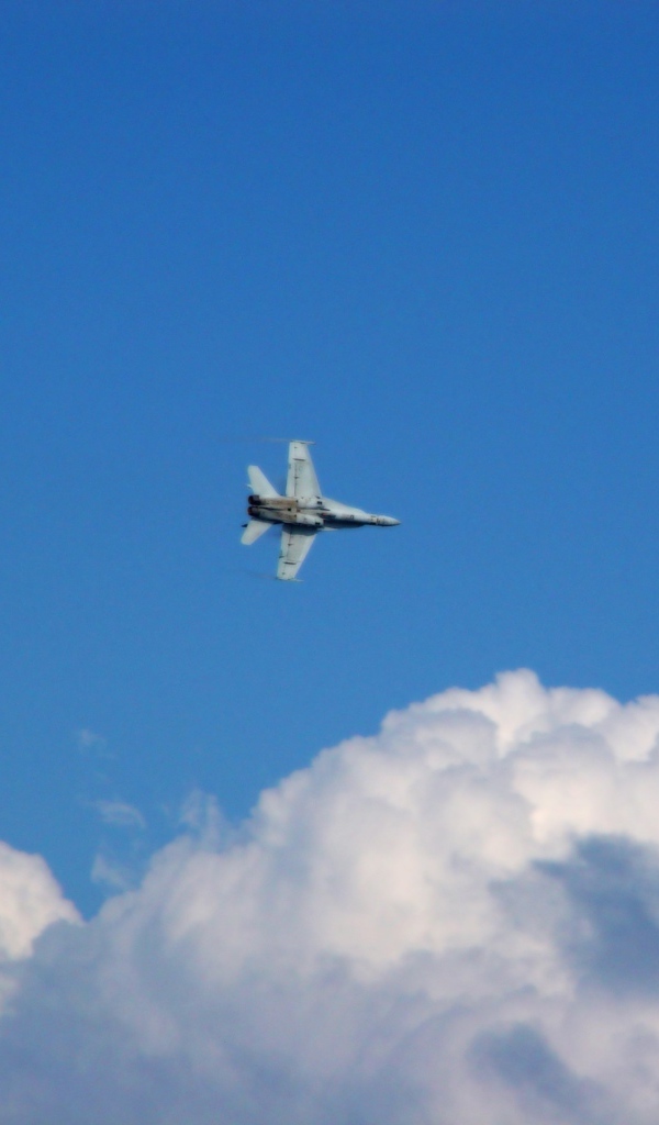 Военный самолет в облаках