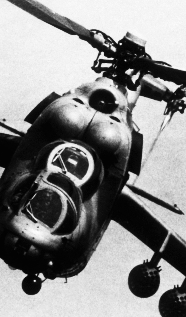 Боевой вертолет в полете