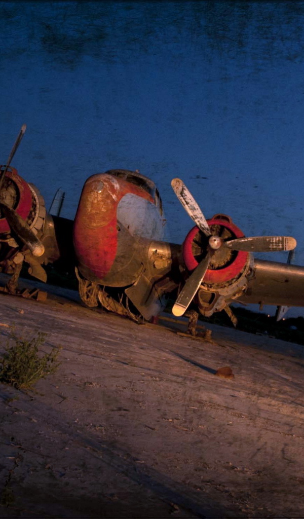 Старый самолет ночью