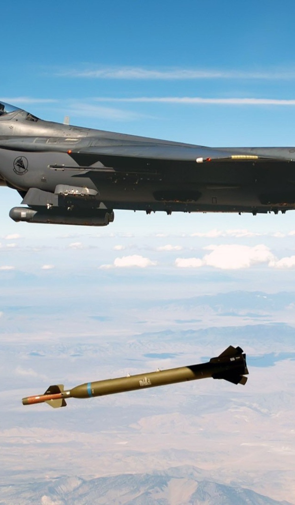 F-15 запустил ракету