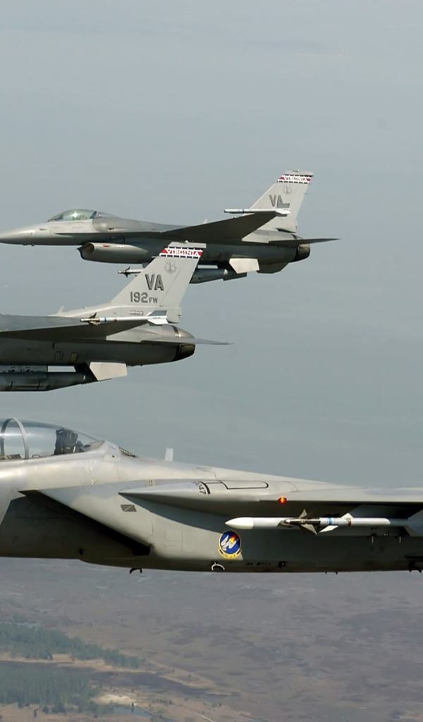 Военный самолет F-16 Орел