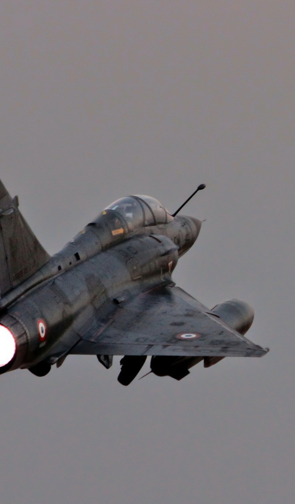 Военный самолет уходит в небо