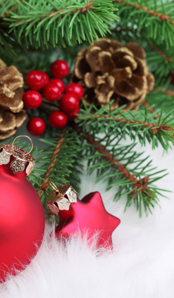 Композиция из ёлочных игрушек и шишек на рождество