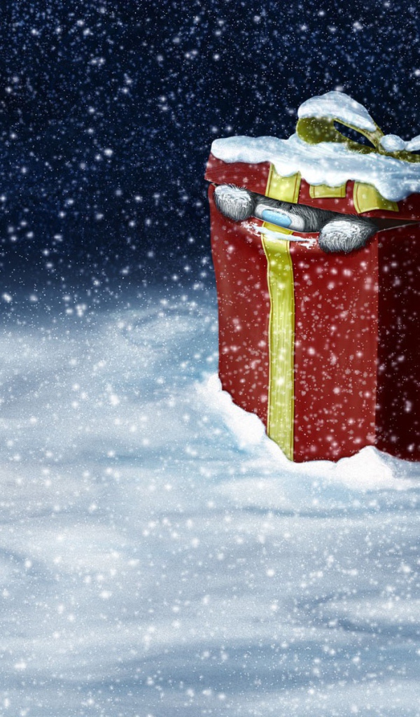 Медведь лезет из подарочной коробки на рождество