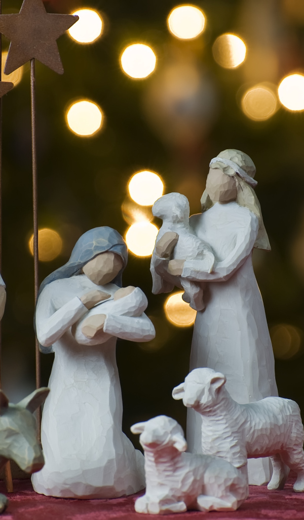 Красивые поделки на фоне ёлки на рождество