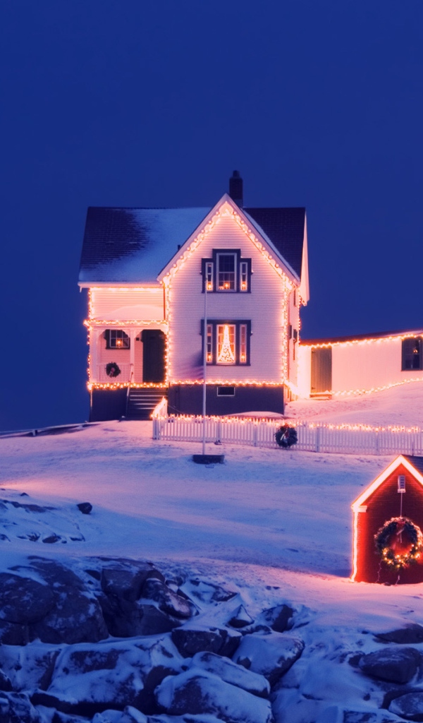 Красиво украшенный дом с маяком на рождество