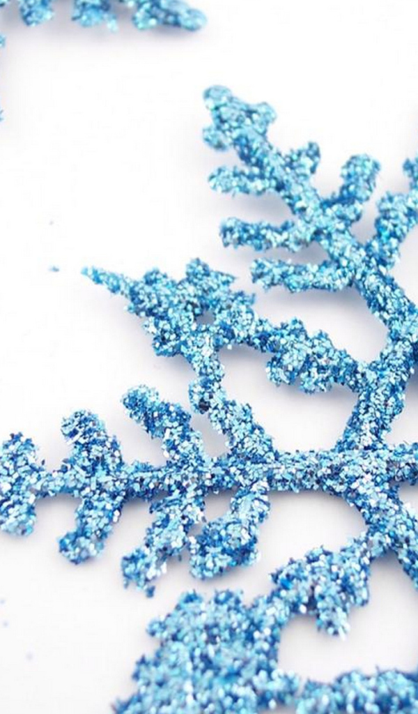 Голубые снежинки на белом столе на рождество
