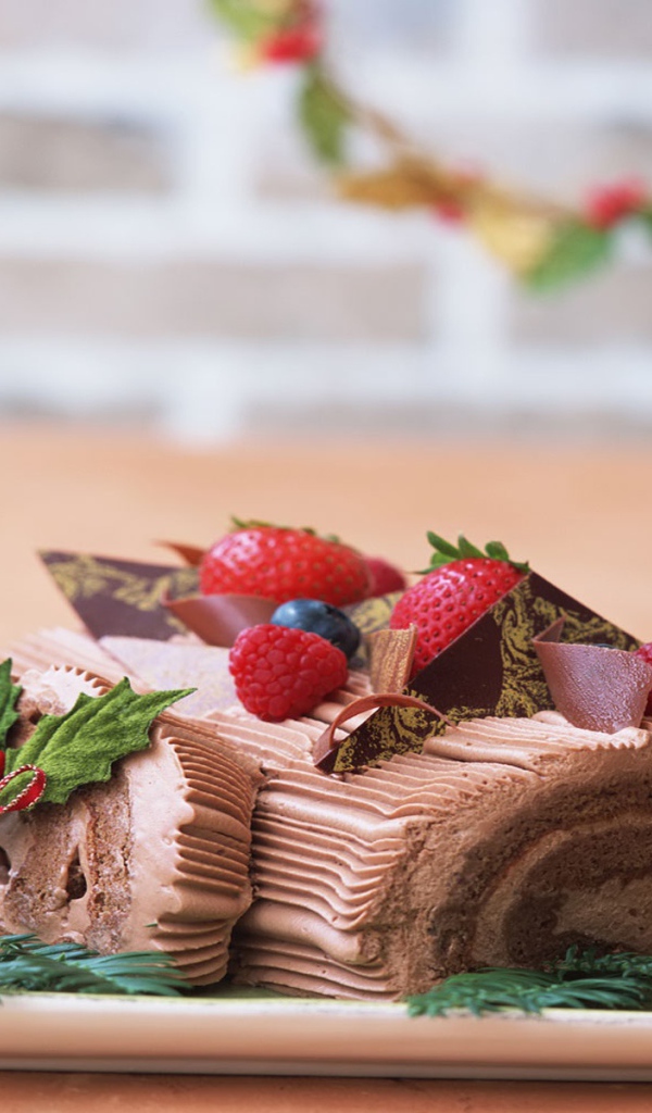 Шоколадный кекс с клубникой на рождество