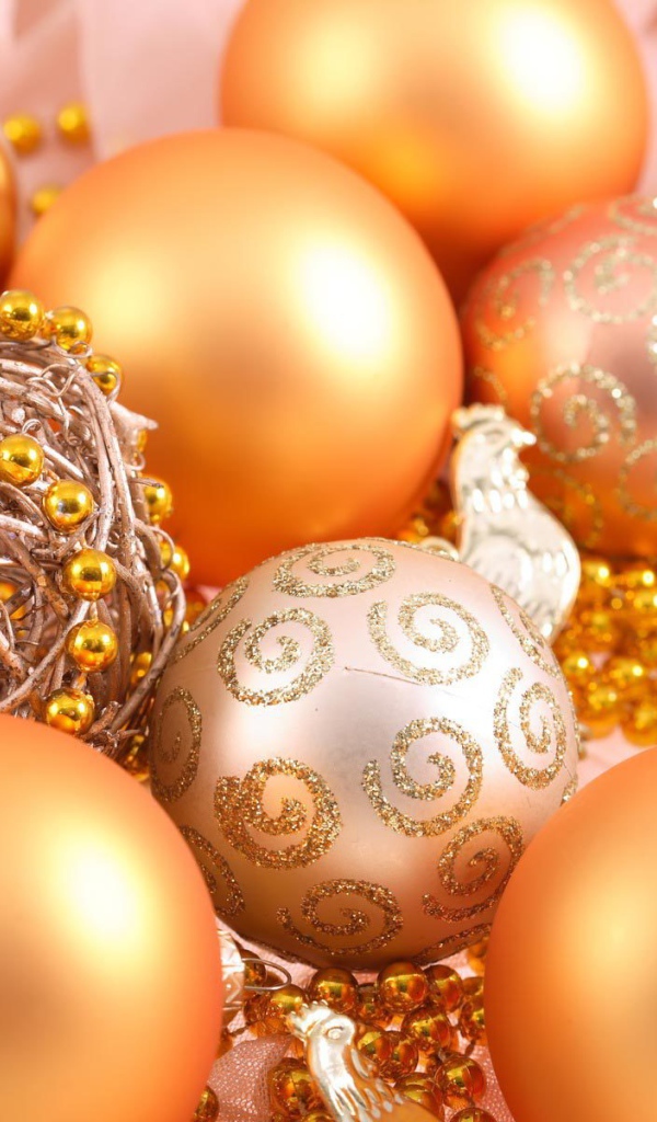 Ёлочные украшения на столе на рождество