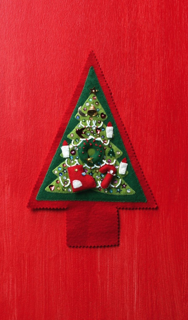 Ёлка из ткани на красной стене на рождество