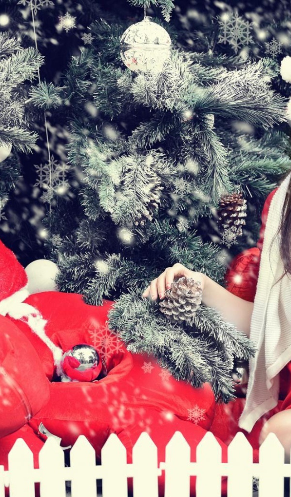 Девочка в костюме Санта клауса