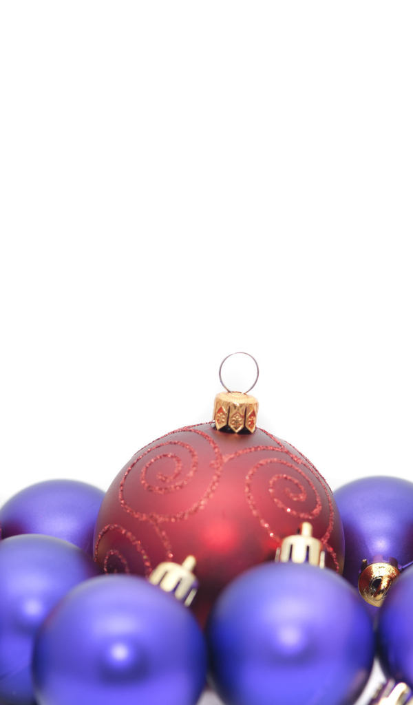 Красные и фиолетовые ёлочные игрушки на рождество