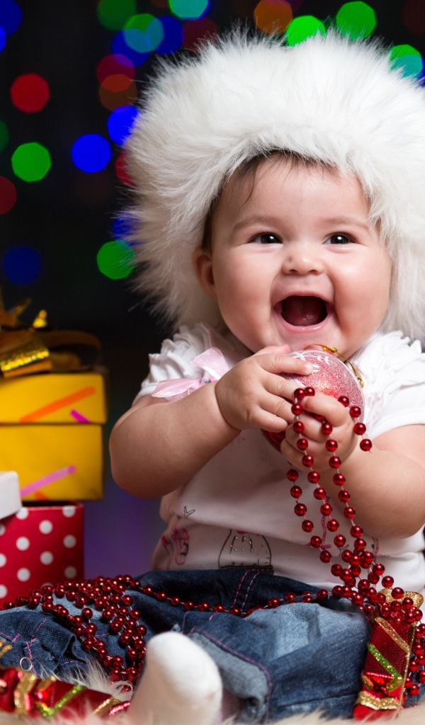 Счастливый ребёнок на рождество