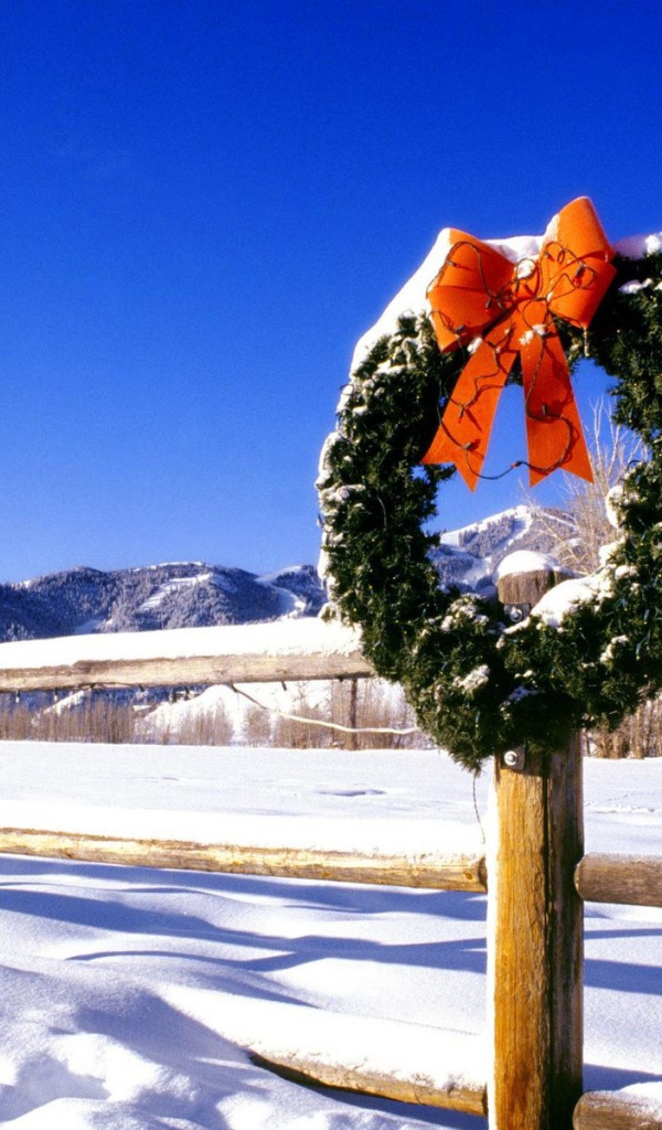 Венок на заборе на рождество