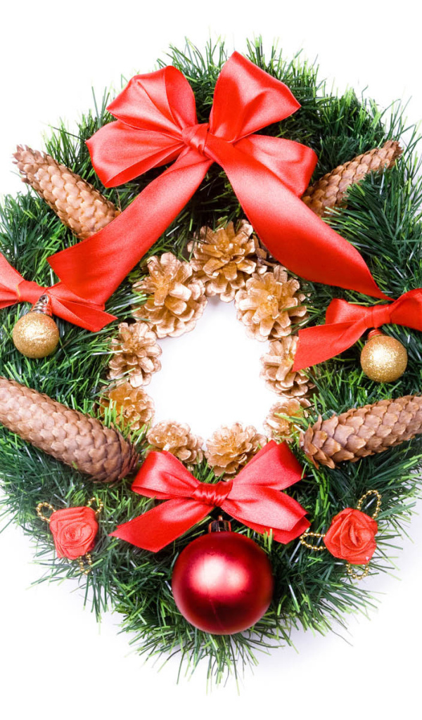 Венок с шишками на белом фоне на рождество