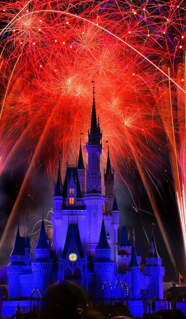 Праздничный фейерверк над костелом