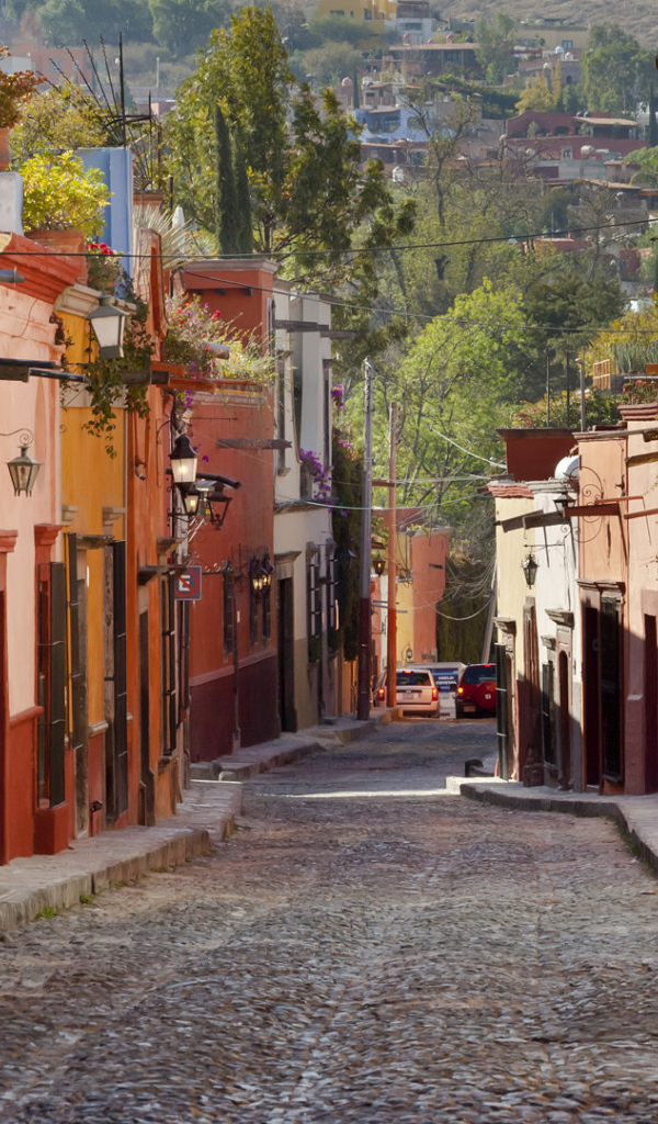 Старинная улица с фонарями