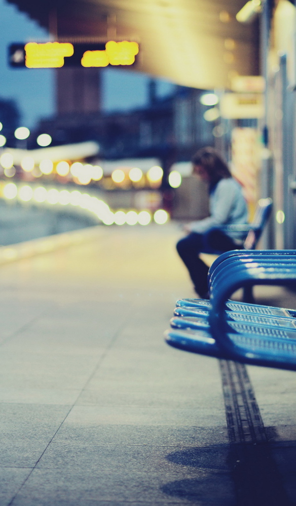 Синие скамейки на улице