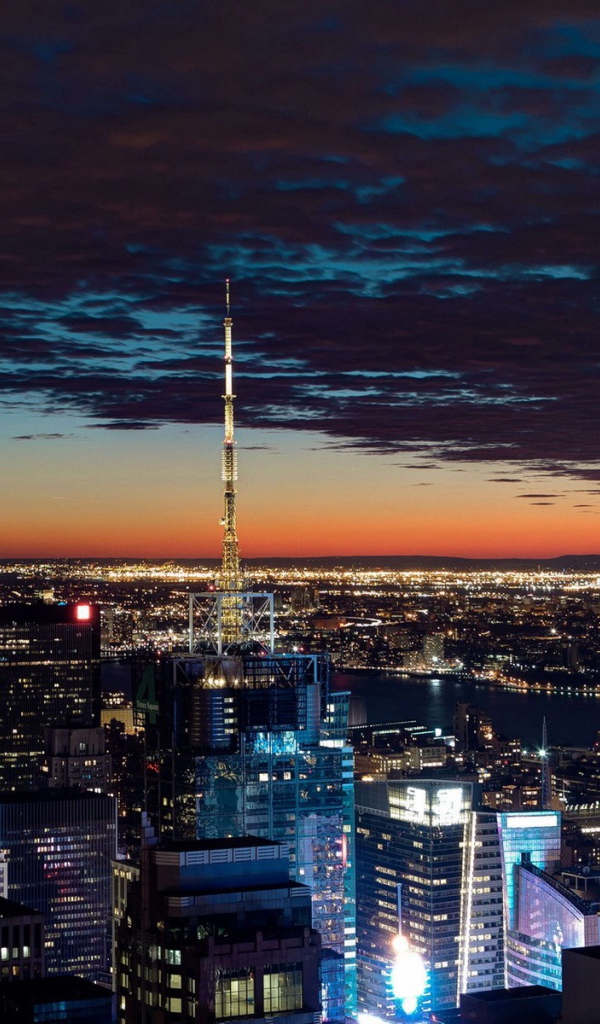 Пейзаж вечернего города с огнями