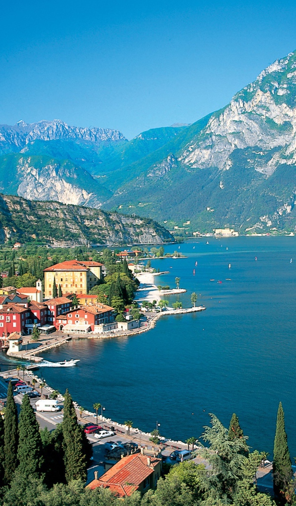 Город на берегу залива