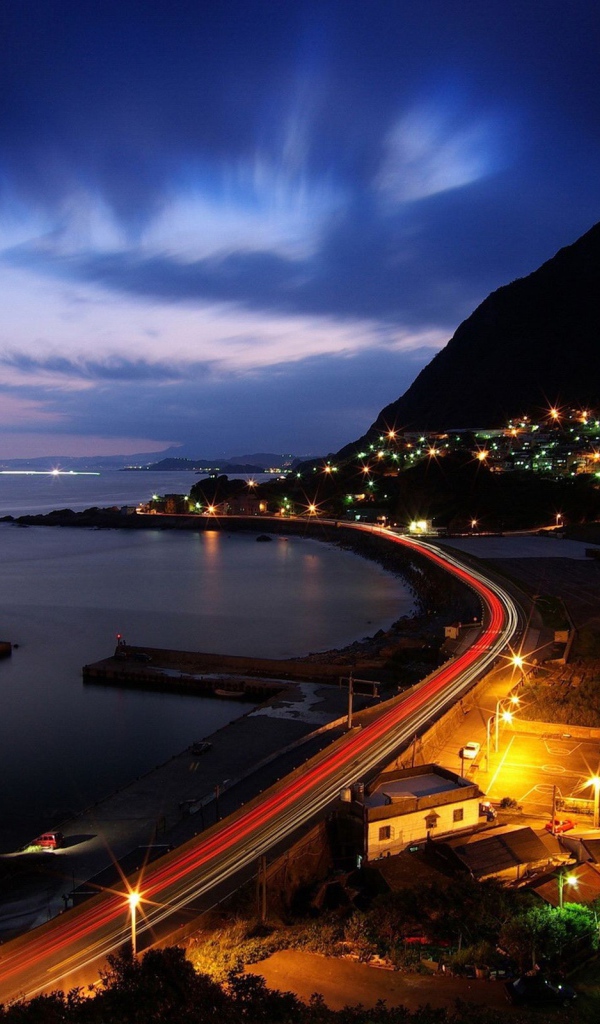 Город на берегу моря ночью