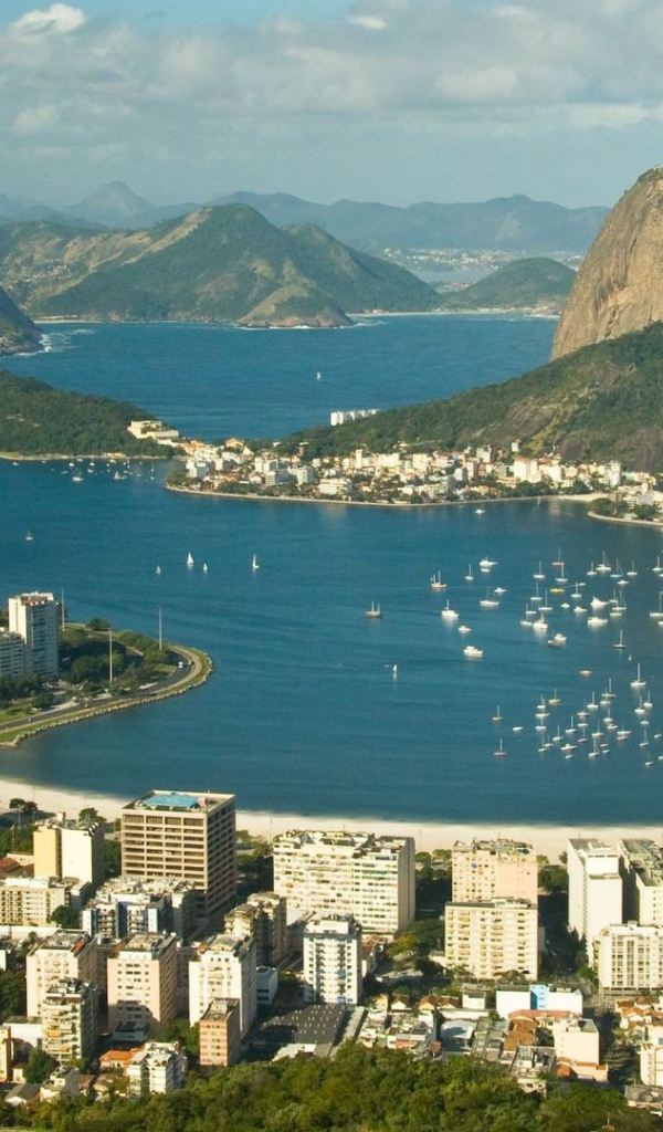 Вид на город у моря с высоты