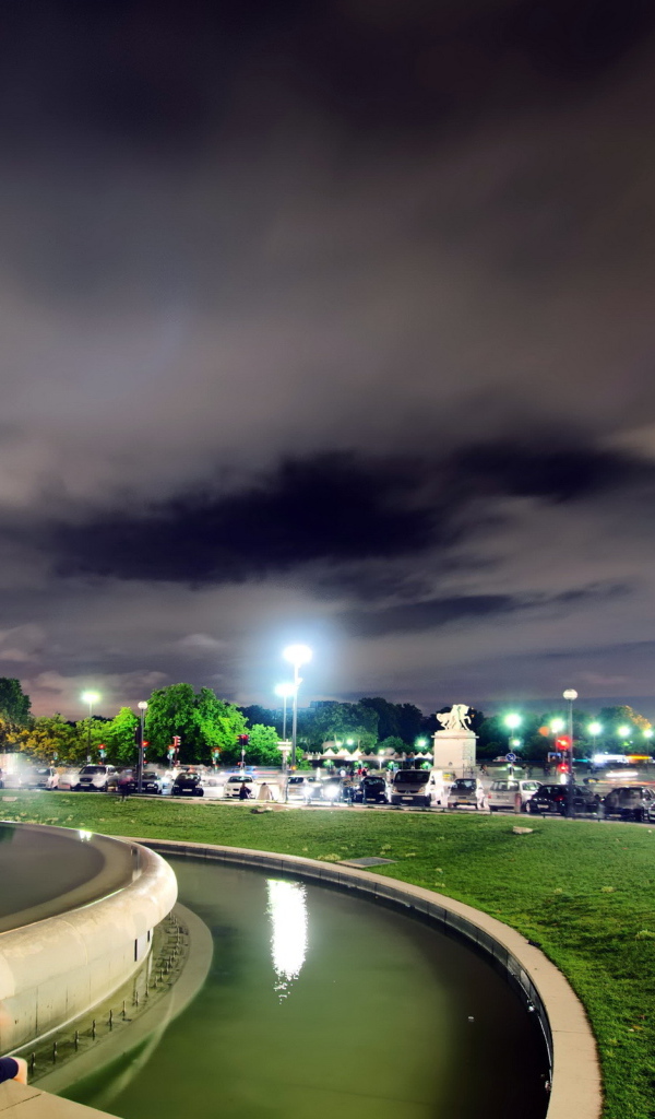 Милая пара в ночном Париже