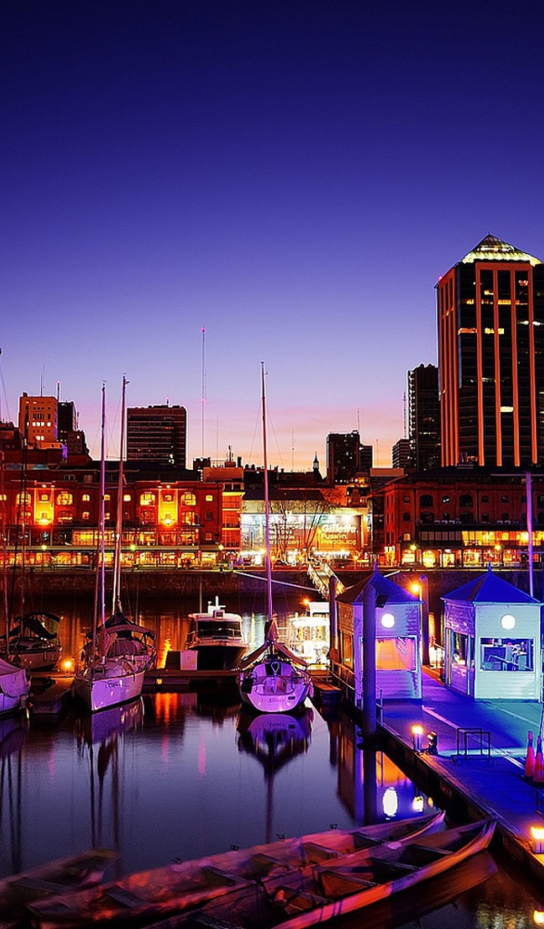 Вечерний город отражается в воде