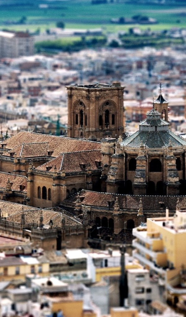 Старая крепость среди нового города