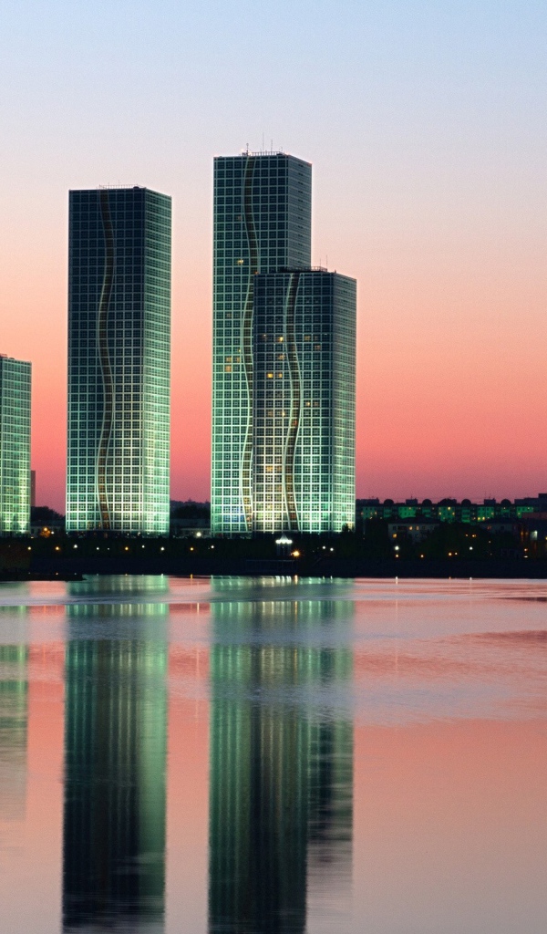 Небоскребы у воды