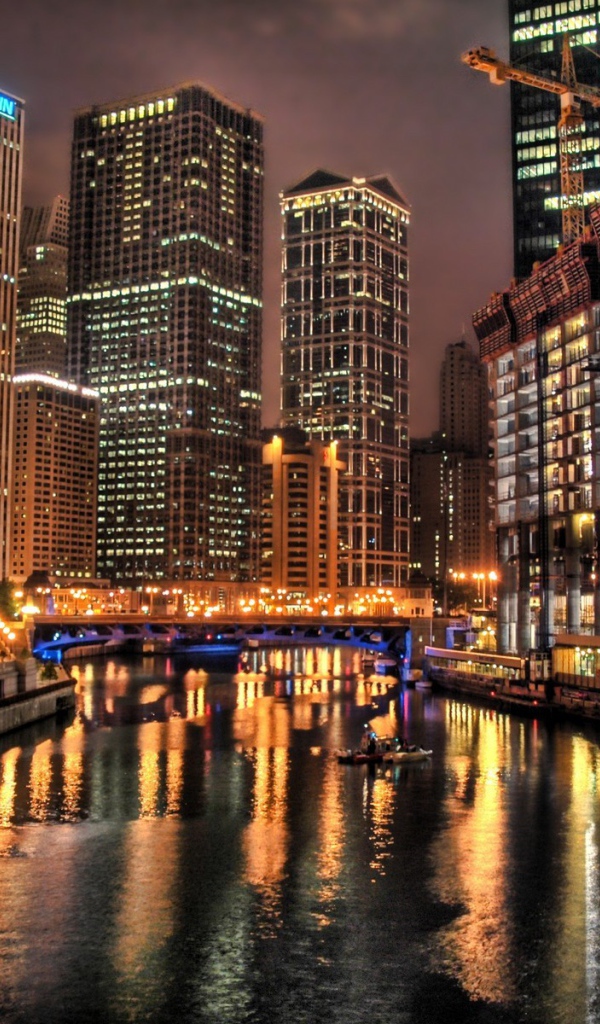 Небоскребы в ночном городе