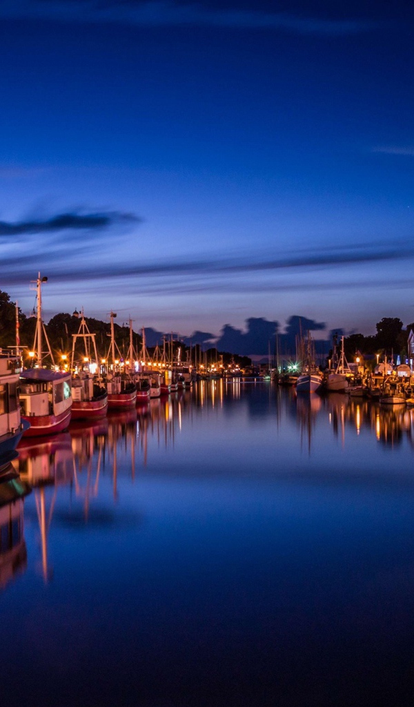 Город на берегу реки вечером