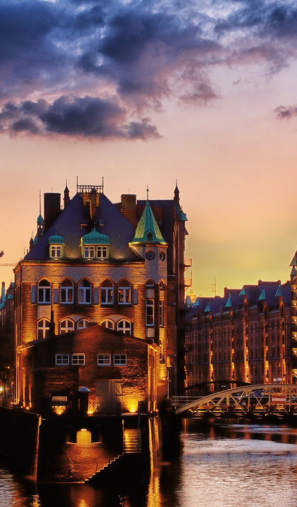 Город стоит на реке