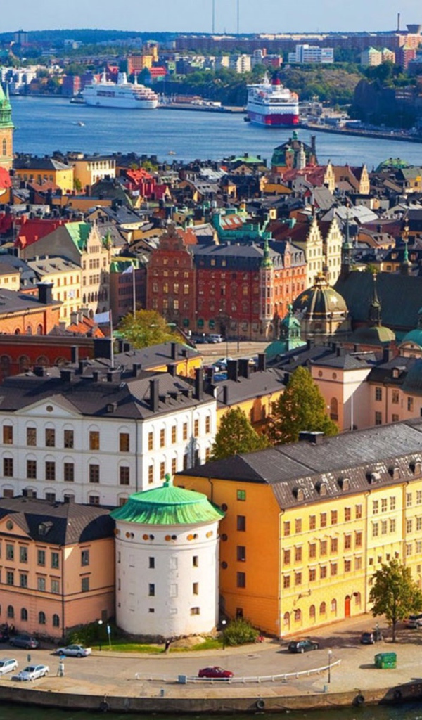 Городской пейзаж с набережной