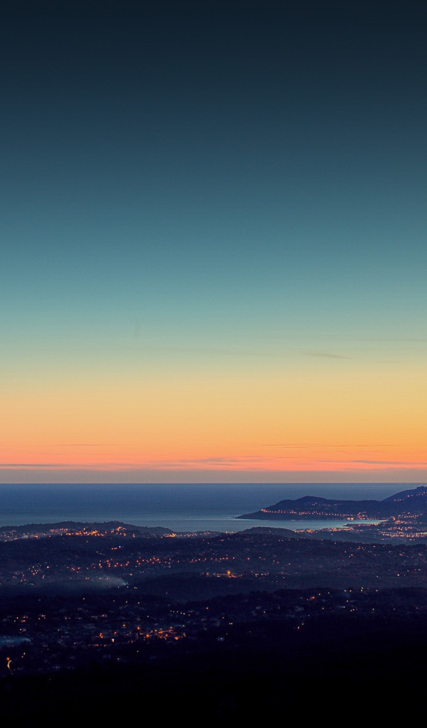 Вид вечернего города с горы