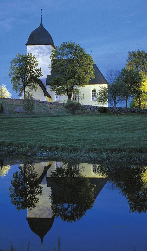 Костел на берегу озера