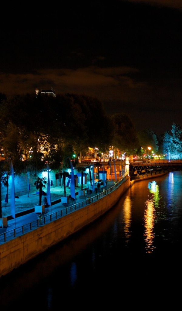 Городская набережная ночью