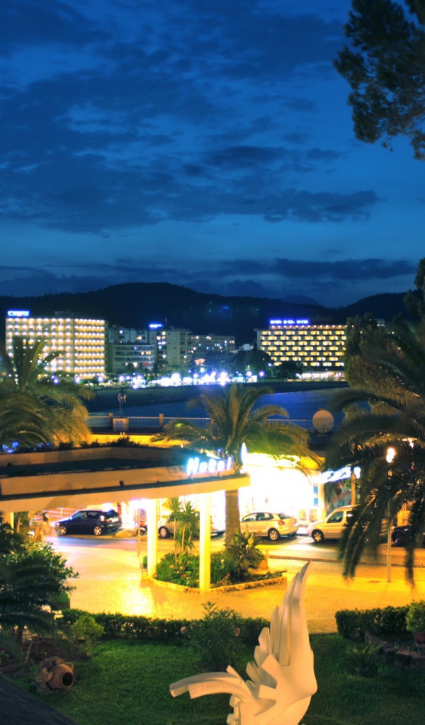 Курортный город ночью