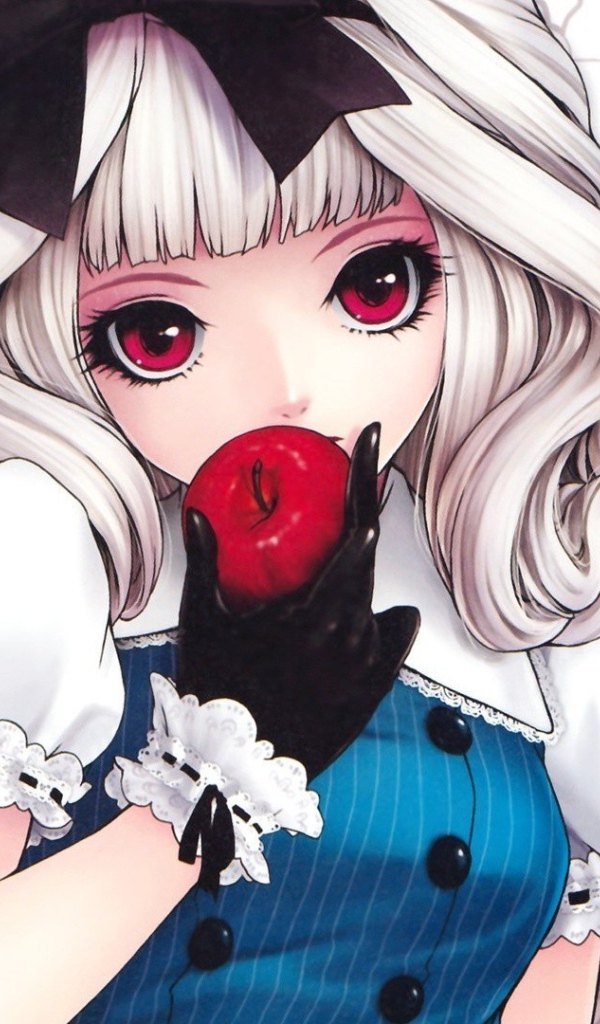 Девочка откусывает яблоко