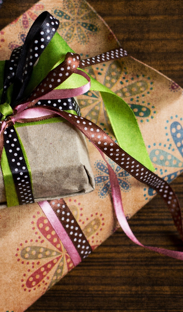 Подарок на праздник с разноцветными лентами