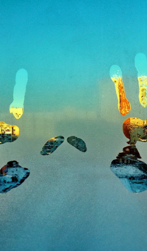 Отпечатки ладоней на запотевшем окне