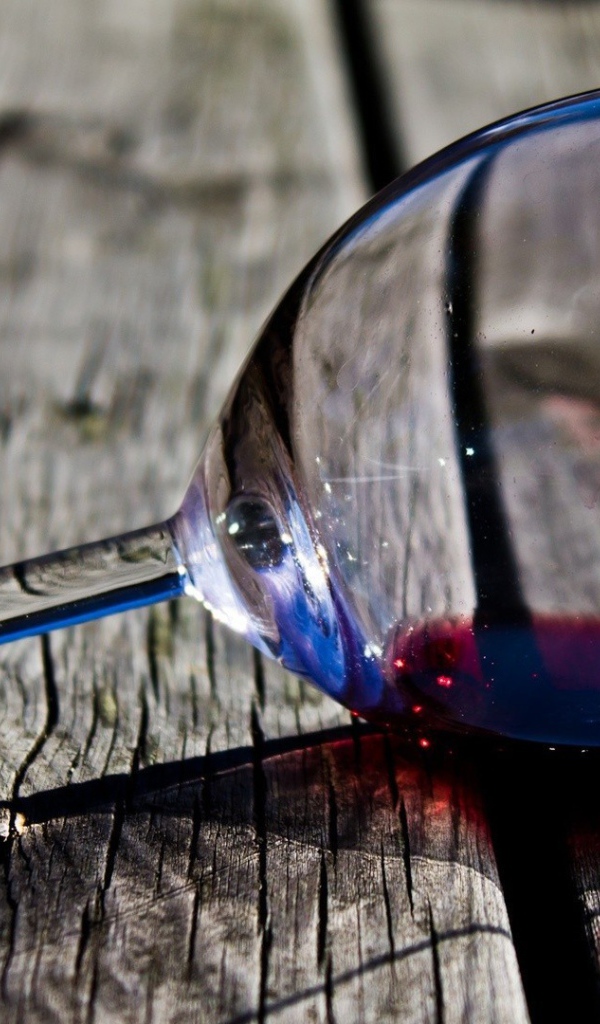 Бокал на деревянном полу